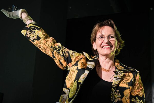 Francine Houben ontvangt BNA Kubus