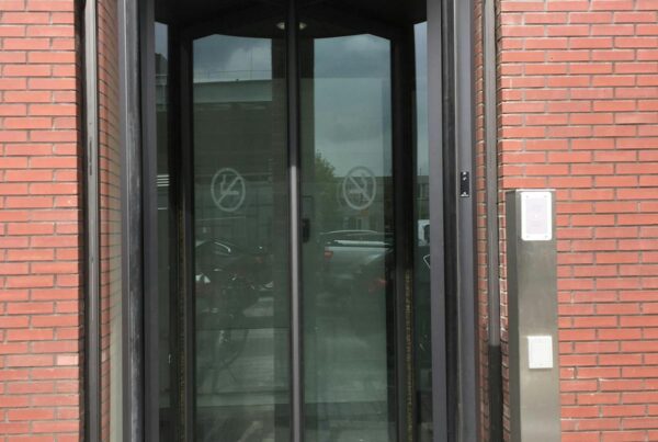 Circulaire verbouwing: Oude beveiligingsdraaideur hergebruikt - featured image