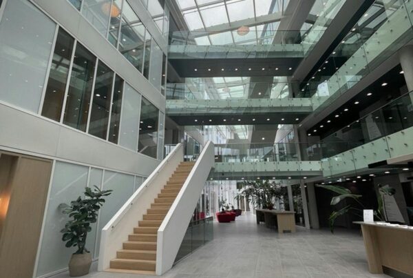 Lichte verbetering bij grote bureaus, personeelstekort en aanbestedingsuitdagingen - featured image