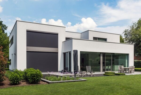 Grote raampartijen smeekte om buitenzonwering in moderne villa - featured image