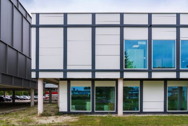 Duurzaam hergebruik van EQUITONE gevelpanelen bij renovatie Nij Smellinghe - featured image