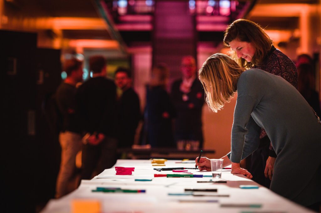 Lokaal BNA Netwerk Oosting hoste een tekentafel waar mensen hun ideeën kwijt konden rond The Human Touch
