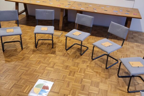 Stoelen staan klaar voor Communicatie en samenwerken