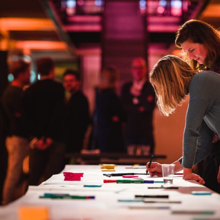 Lokaal BNA Netwerk Oosting hoste een tekentafel waar mensen hun ideeën kwijt konden rond The Human Touch